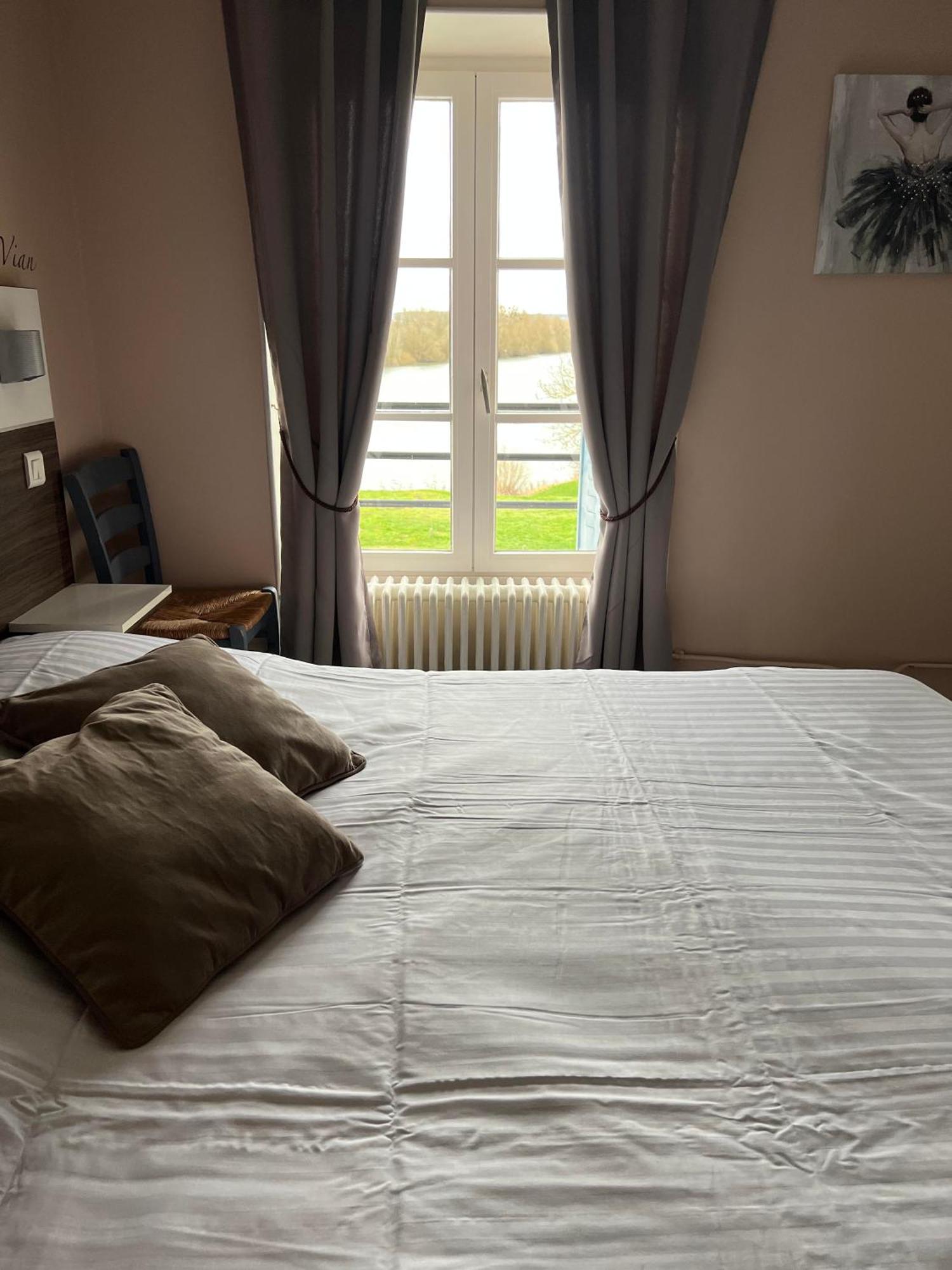 Logis Hotel & Restaurant - Les Bords De Seine La Roche-Guyon Kültér fotó