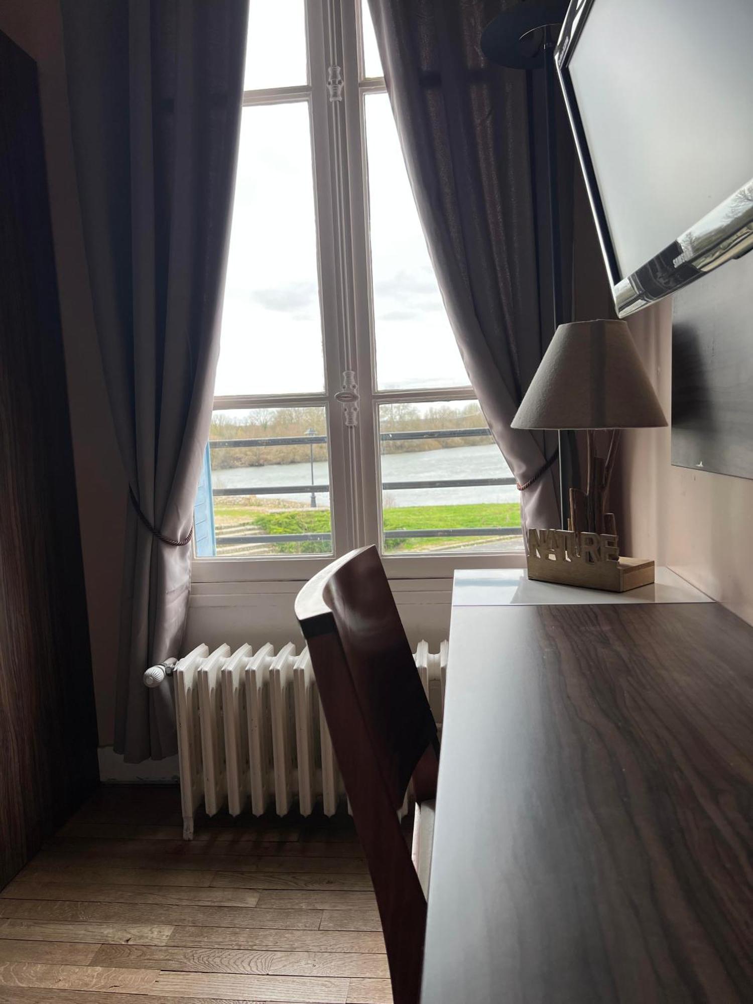 Logis Hotel & Restaurant - Les Bords De Seine La Roche-Guyon Kültér fotó