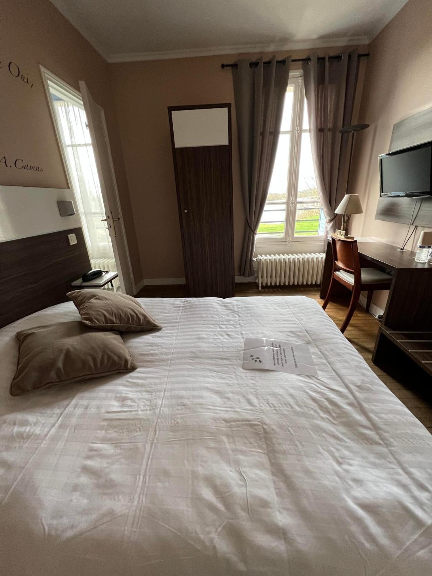Logis Hotel & Restaurant - Les Bords De Seine La Roche-Guyon Kültér fotó