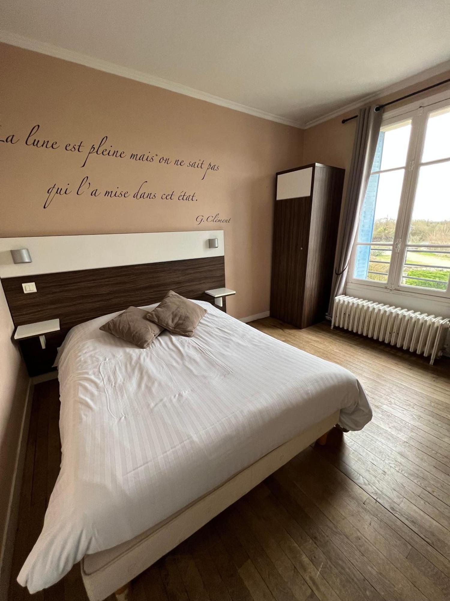 Logis Hotel & Restaurant - Les Bords De Seine La Roche-Guyon Kültér fotó